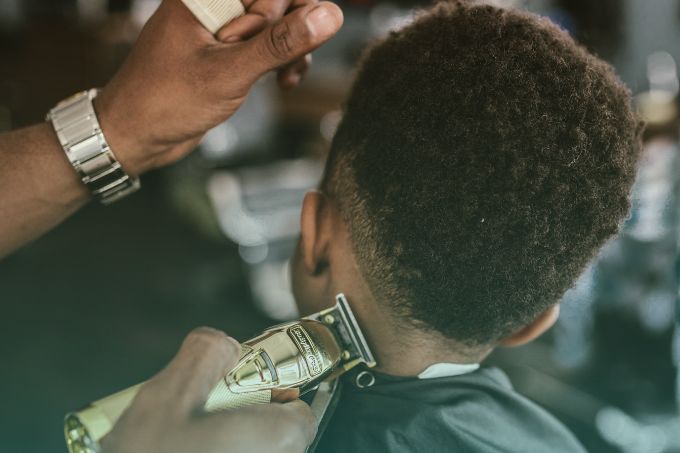 renov-barbearia-com-corte-masculino-moderno-barba-alinhada-e-estilo-personalizado